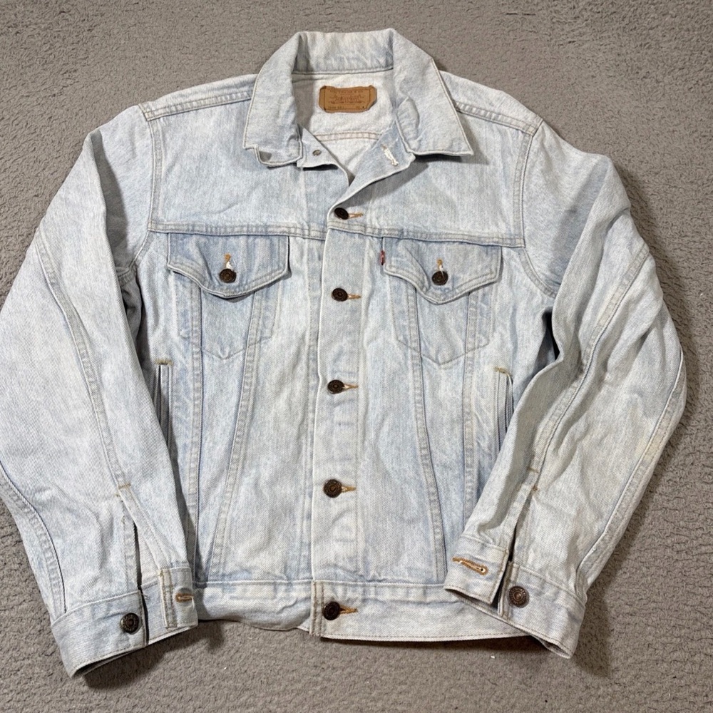 Vintage Levi’s men’s size medium light wash type III denim trucker jacket 70506